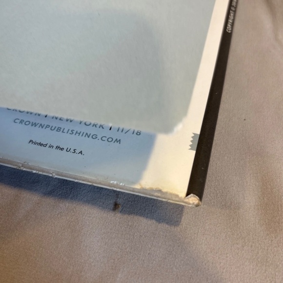 Becoming. Hard cover book by Michelle Obama - Picture 7 of 9